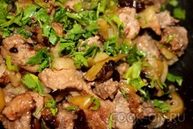 Индейка с черносливом и яблоками